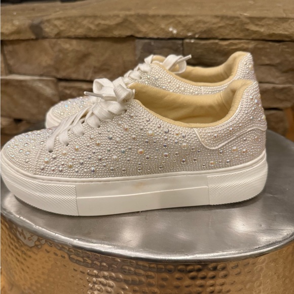 Betsy Johnson Sidny Ivory Pearl Sneaker pearl embellishment size 5.5 never worn - Picture 4 of 7